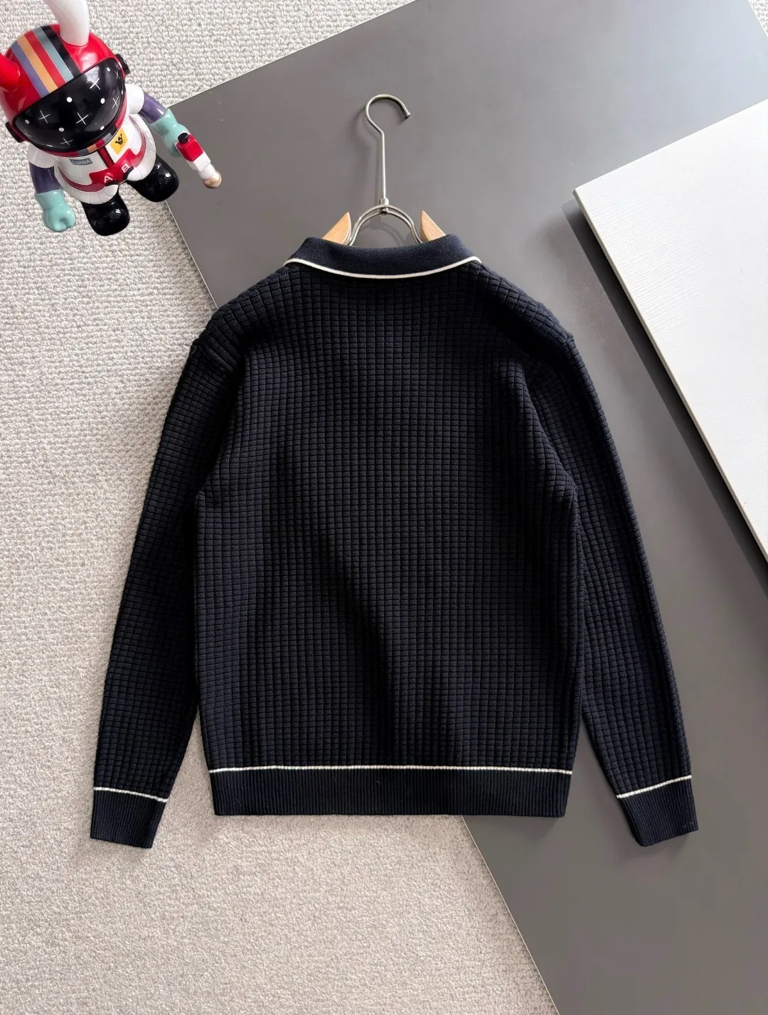 Next day shipping P195 Balenciaga high quality 2026 autumn and winter official website latest sweater, on sale at the same time at the counter Hot Sale! Specially made of wool blended fabric. It feels comfortable and can be directly in contact with the skin. The logo badge is exquisitely embroidered, which is extremely eye-catching! The details highlight the fashionable charm of big brands. Exquisite workmanship. Three-dimensional cutting style. The wearing effect is invincible and handsome! All three standards are complete! Sizes:M-3XL